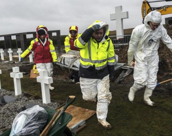 EAAF durante las exhumaciones de los soldados argentinos caídos en las Islas Malvinas junto a otros miembros del equipo conformado por el Comité Internacional de la Cruz Roja EAAF durante las exhumaciones de los soldados argentinos caídos en las Islas Malvinas junto a otros miembros del equipo conformado por el Comité Internacional de la Cruz Roja - Sputnik Mundo
