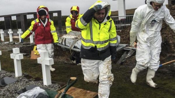 EAAF durante las exhumaciones de los soldados argentinos caídos en las Islas Malvinas junto a otros miembros del equipo conformado por el Comité Internacional de la Cruz Roja - Sputnik Mundo