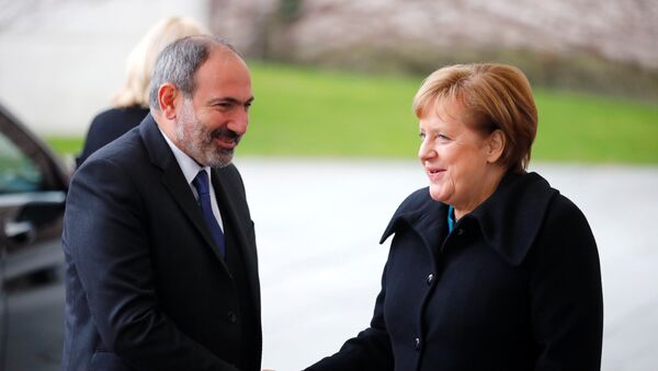 El primer ministro de Armenia, Nikol Pashinián, y la canciller de Alemania, Angela Merkel - Sputnik Mundo