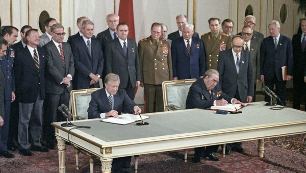 Firma del Tratado sobre limitación de armas estratégicas ofensivas entre la URSS y Estados Unidos por Leonid Brézhnev y Jimmy Carter - Sputnik Mundo