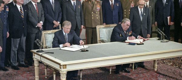 Firma del Tratado sobre limitación de armas estratégicas ofensivas entre la URSS y Estados Unidos por Leonid Brézhnev y Jimmy Carter Firma del Tratado sobre limitación de armas estratégicas ofensivas entre la URSS y Estados Unidos por Leonid Brézhnev y Jimmy Carter - Sputnik Mundo