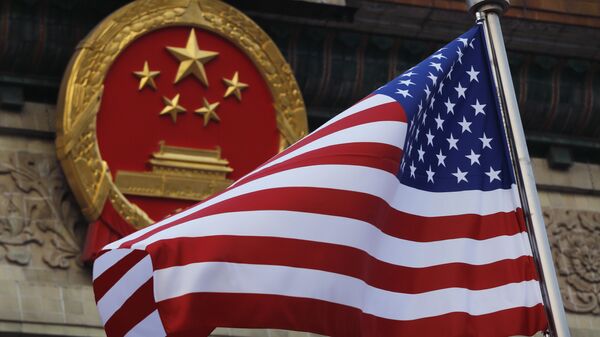 La bandera de EEUU y el emblema de China - Sputnik Mundo