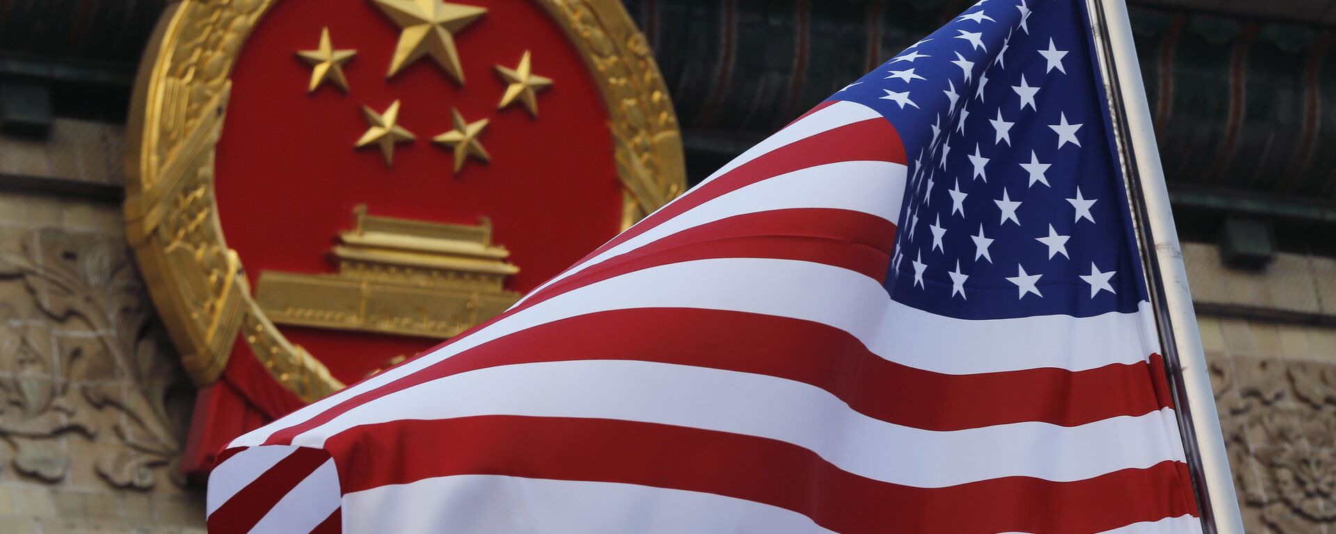 La bandera de EEUU y el emblema de China  - Sputnik Mundo, 1920, 16.10.2021