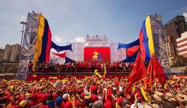 Las dos caras de Caracas: las manifestaciones con los partidarios de Maduro y Guaidó - Sputnik Mundo