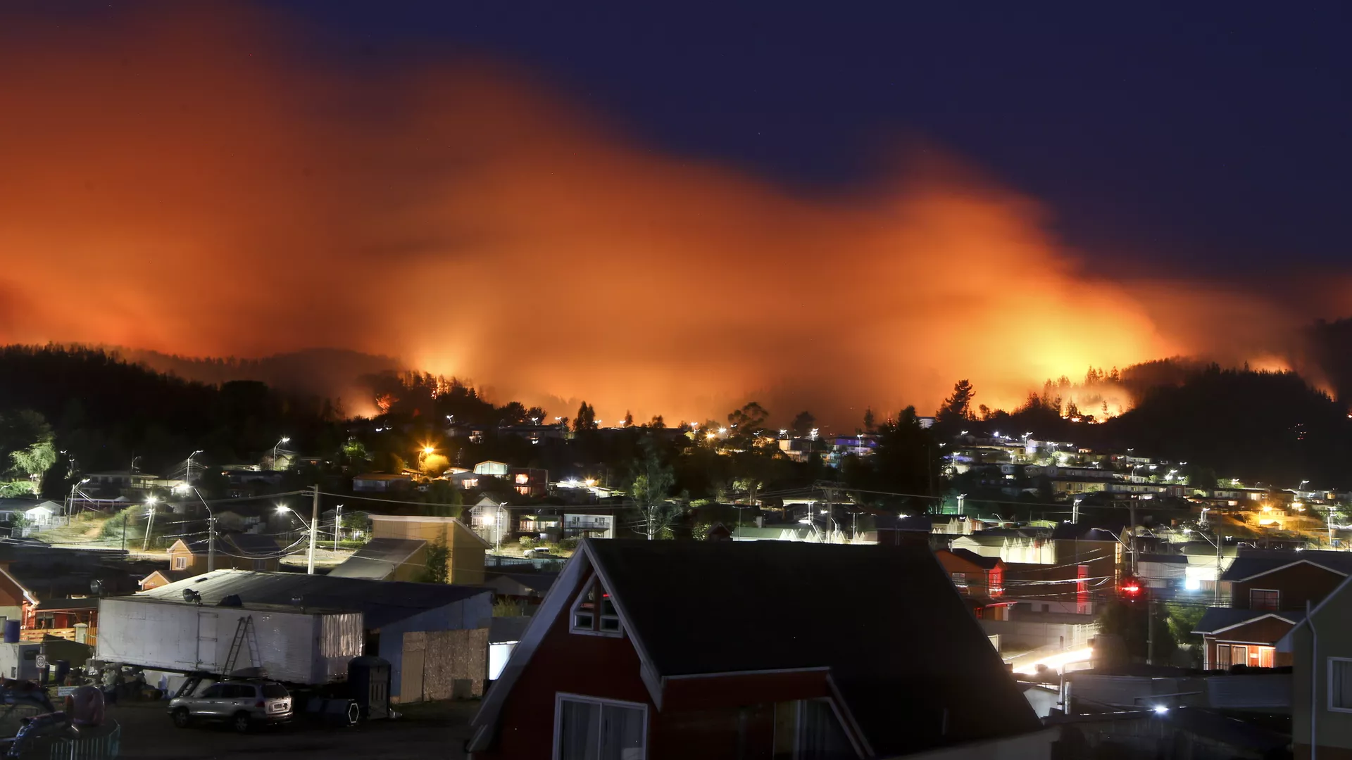 Un incendio forestal se acerca al pueblo chileno Dichato  - Sputnik Mundo, 1920, 06.02.2023