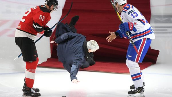 José Mourinho, entrenador de fútbol, se cae antes de un partido de la Liga Continental de Hockey - Sputnik Mundo