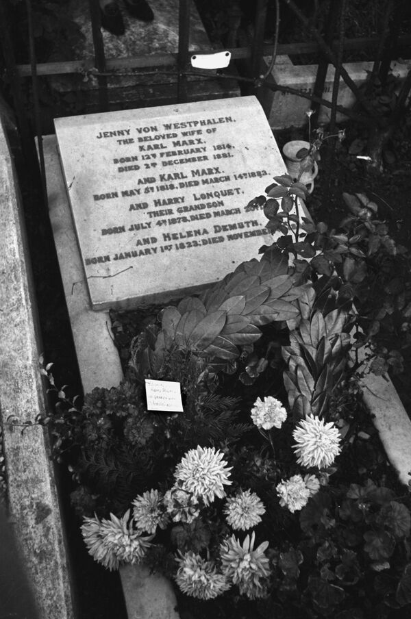 La primera tumba de Karl Marx en el cementerio de Highgate, Londres, en 1945, con la placa vandalizada en el panteón La primera tumba de Karl Marx en el cementerio de Highgate, Londres, en 1945, con la placa vandalizada en el panteón - Sputnik Mundo
