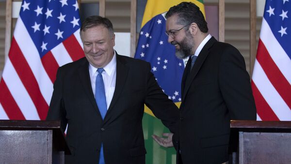 El secretario de Estado de EEUU, Mike Pompeo, y el ministro de Relaciones Exteriores de Brasil, Ernesto Araujo - Sputnik Mundo