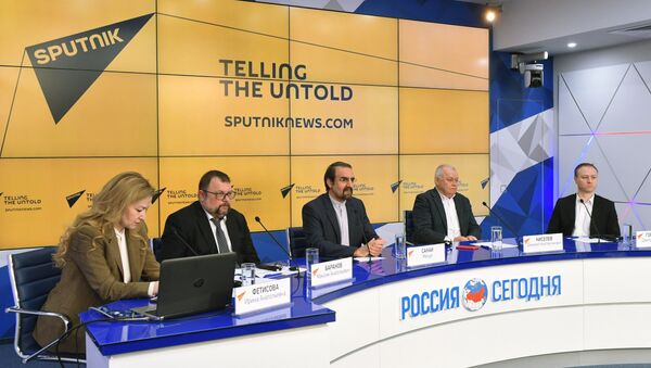 El embajador de Irán en Moscú, Mehdi Sanaí (centro), y el director general de Rossiya Segodnya, Dmitri Kiseliov (segundo der.), durante el lanzamiento del nuevo Sputnik Farsi News Service - Sputnik Mundo