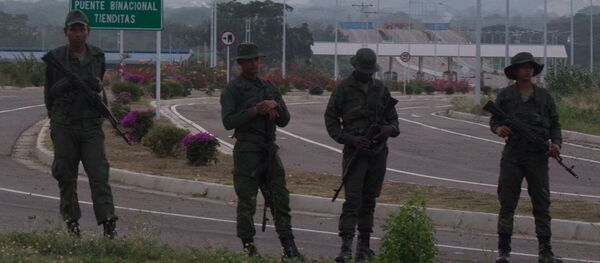 Militares resguardan puente Tienditas para impedir paso de ayuda humanitaria, y obstaculizan vía con contenedores Militares resguardan puente Tienditas para impedir paso de ayuda humanitaria, y obstaculizan vía con contenedores - Sputnik Mundo