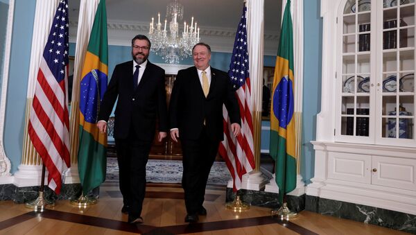 El secretario de Estado de EEUU, Mike Pompeom y su homólogo brasileño, Ernesto Araujo - Sputnik Mundo