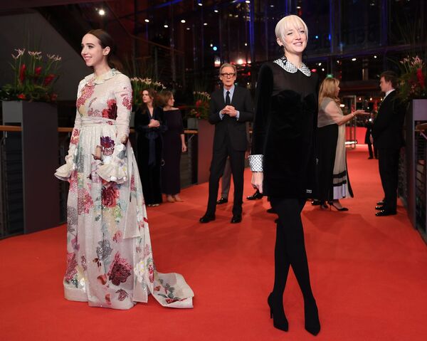 Llamativos, sensuales y graciosos: los atuendos de la alfombra roja de la Berlinale 2019 - Sputnik Mundo