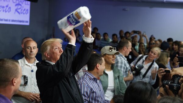 Trump lanza rollos de papel a los damnificados del huracán María en Puerto Rico - Sputnik Mundo