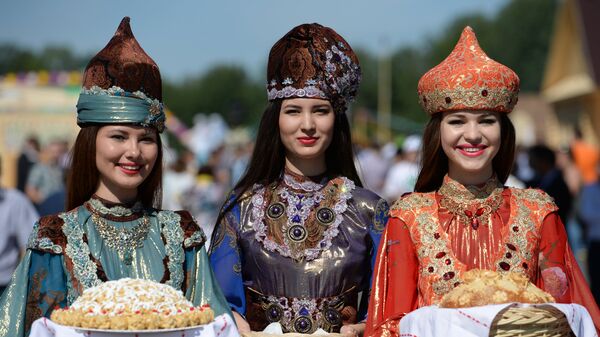 Jóvenes tártaras en trajes nacionales - Sputnik Mundo