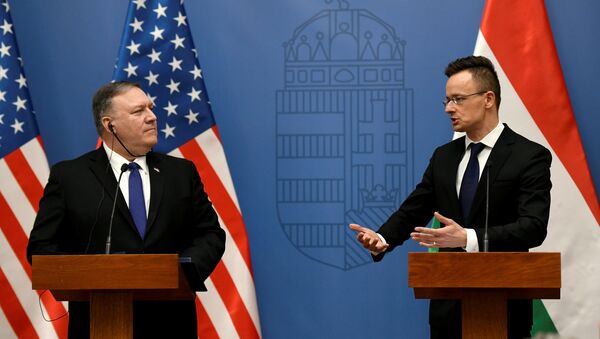 El secretario de Estado de EEUU, Mike Pompeo, con el ministro de Exteriores húngaro, Peter Szijjarto - Sputnik Mundo