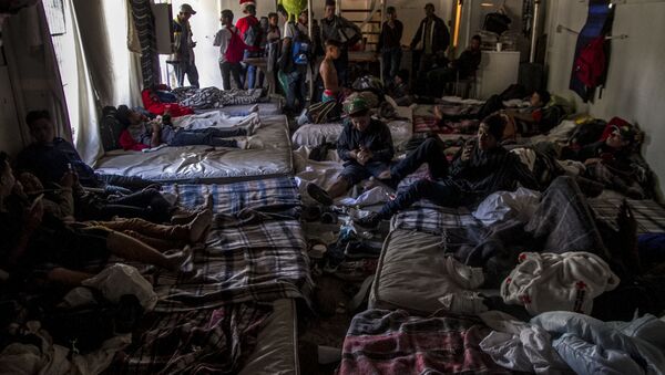 Hospedaje de hombres jóvenes de la caravana migrante en Tijuana, Baja California, México - Sputnik Mundo