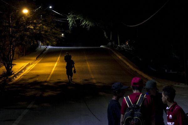 Migrante camino al albergue de Mexicali, Baja California, México Migrante camino al albergue de Mexicali, Baja California, México - Sputnik Mundo
