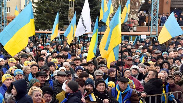 La gente con las banderas de Ucrania - Sputnik Mundo