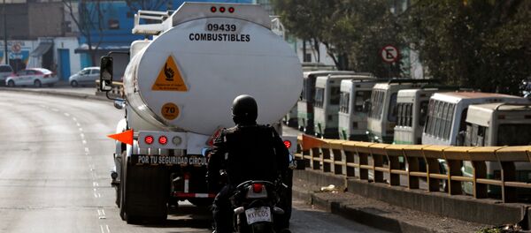 Un policía mexicano y camion cisterna de combustible Un policía mexicano y camion cisterna de combustible - Sputnik Mundo