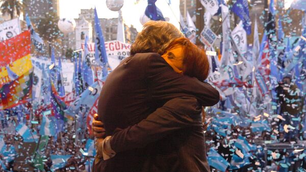 Los expresidentes de Argentina Néstor Kirchner y Cristina Fernández abrazados en un acto - Sputnik Mundo