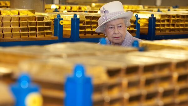 La reina Isabel de Inglaterra visita una bóveda de oro en el Banco de Inglaterra - Sputnik Mundo