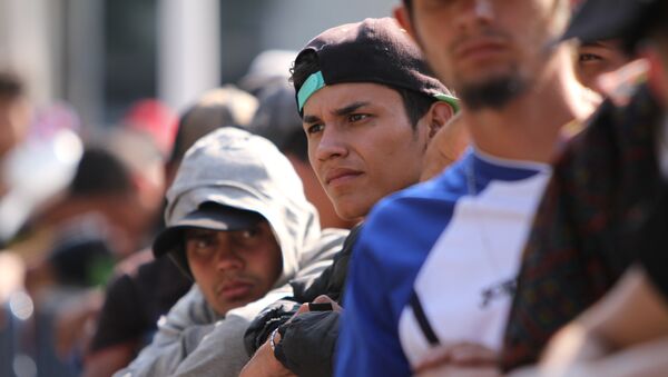 Grupo de migrantes espera largas horas en fila para acceder a un albergue en Ciudad de México - Sputnik Mundo