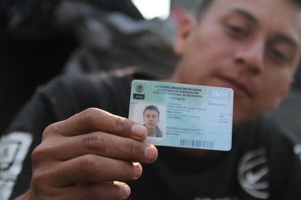 Migrante enseña el documento que obtuvo al entrar a México Migrante enseña el documento que obtuvo al entrar a México - Sputnik Mundo