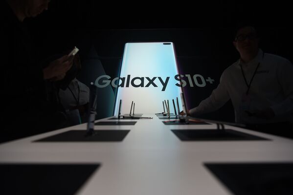Samsung muestra al mundo su teléfono plegable - Sputnik Mundo