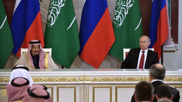 El rey de Arabia Saudí, Salmán bin Abdulaziz, y el presidente ruso, Vladímir Putin - Sputnik Mundo