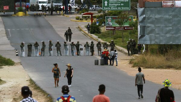 Militares bloquean la frontera entre Venezuela y Brasil - Sputnik Mundo
