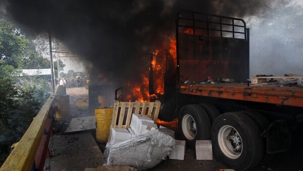 Un camion con ayuda humanitaria para Venezuela en llamas - Sputnik Mundo
