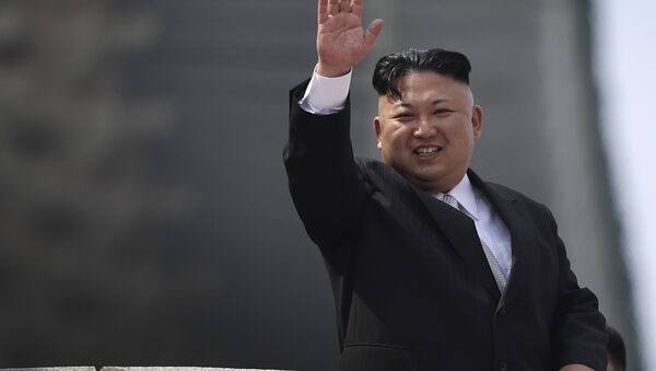 North Korean leader Kim Jong Un waves during a military parade on Saturday, April 15, 2017, in Pyongyang, North Korea to celebrate the 105th birth anniversary of Kim Il Sung, the country's late founder and grandfather of current ruler Kim Jong Un. - Sputnik Mundo