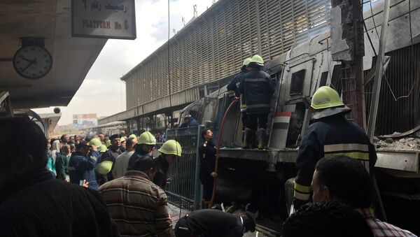 Bomberos en el lugar del descarrilamiento de un tren en El Cairo - Sputnik Mundo