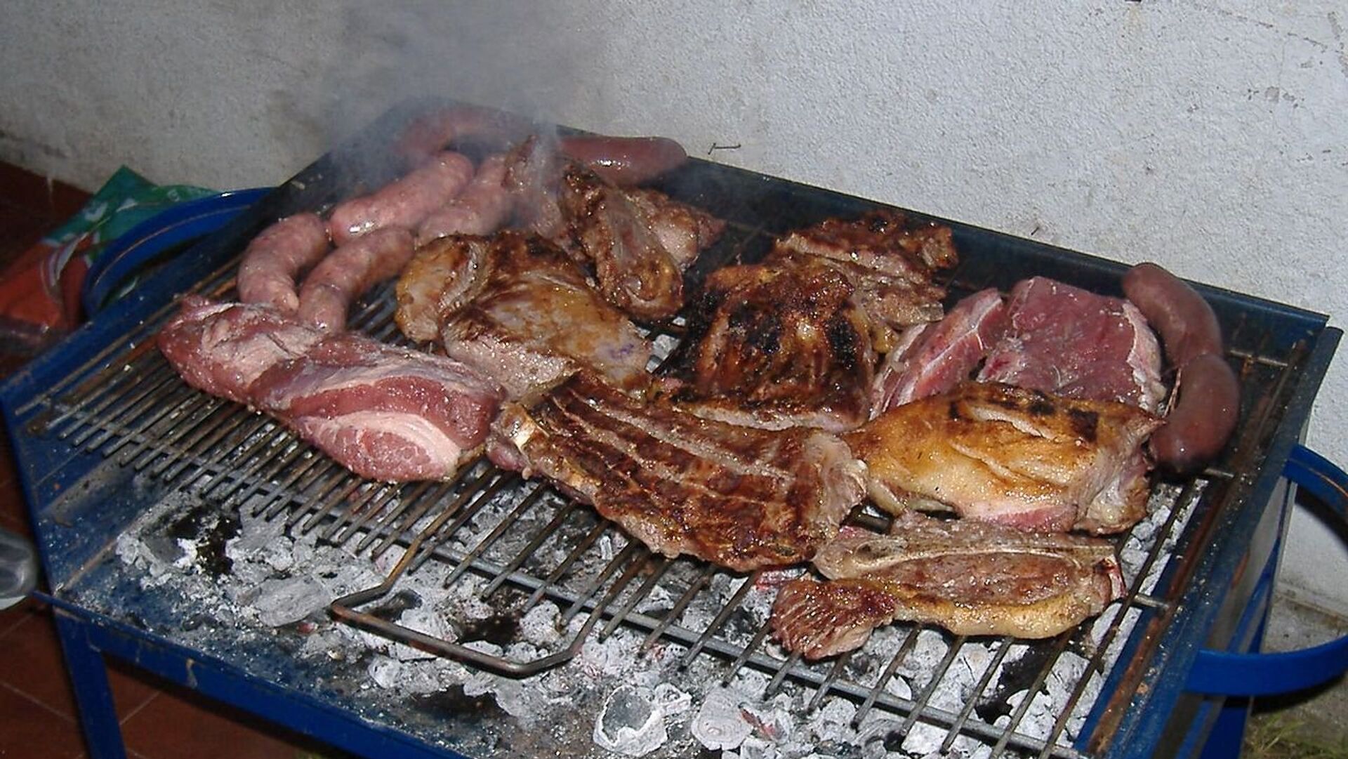 Hasta hace poco, la polémica que involucraba al asado en Argentina era si hacerlo con leña o carbón. Hoy, es la mera posibilidad de comprar la carne. - Sputnik Mundo, 1920, 24.02.2023