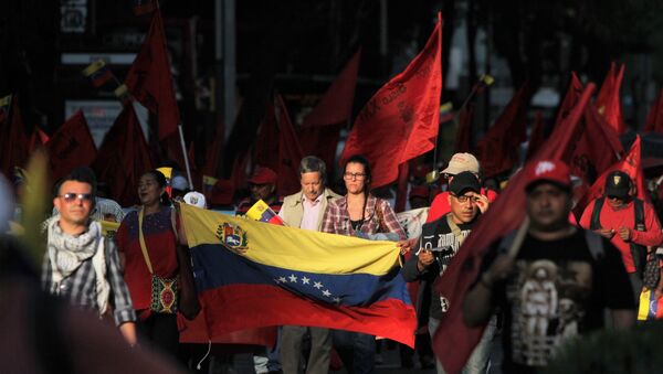 Contingente con la bandera venezolana marcha sobre Paseo de la Reforma, en Ciudad de México - Sputnik Mundo