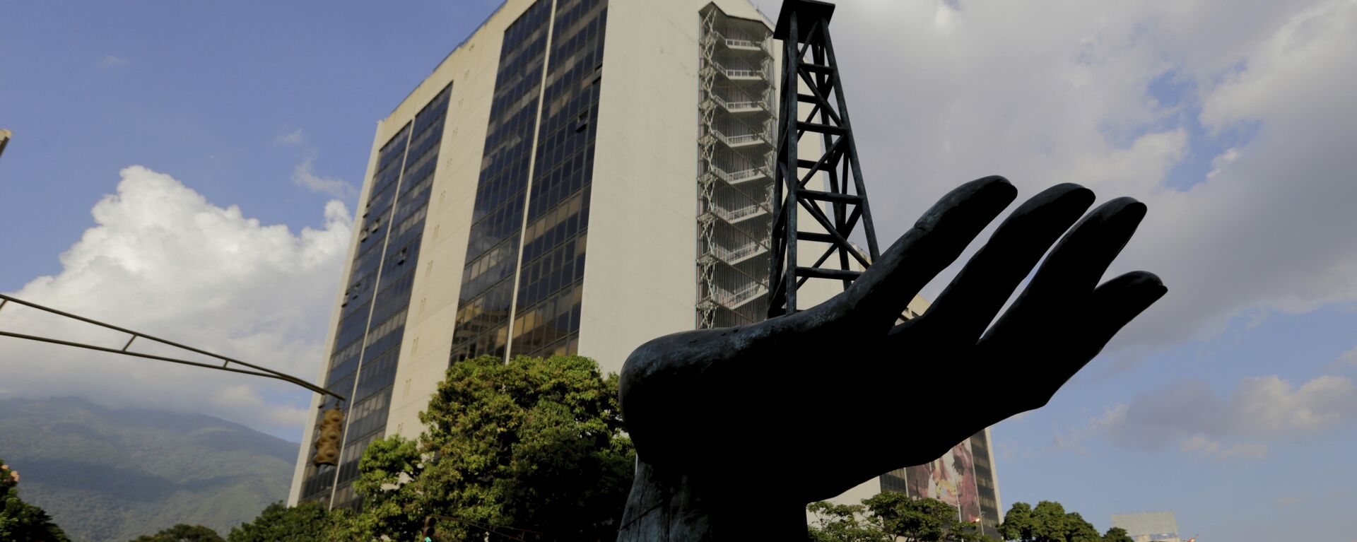 La esculptura de una bomba de gasóleo frente a la sede de la empresa venezolana PDVSA - Sputnik Mundo, 1920, 07.12.2021
