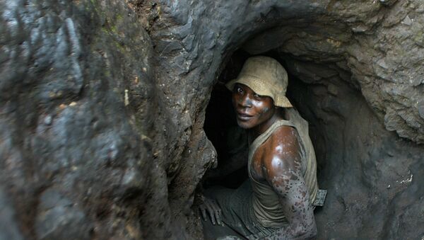 Un hombre entra en una mina de cobalto situada en la República Democrática del Congo - Sputnik Mundo