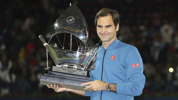 Roger Federer con su trofeo del ATP de Dubái - Sputnik Mundo