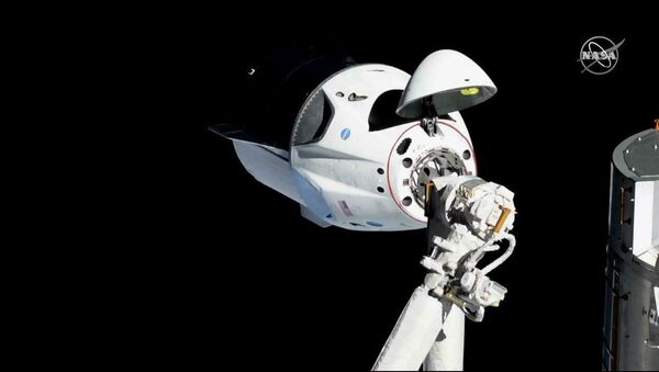 La nave Crew Dragon se acopla a la EEI - Sputnik Mundo