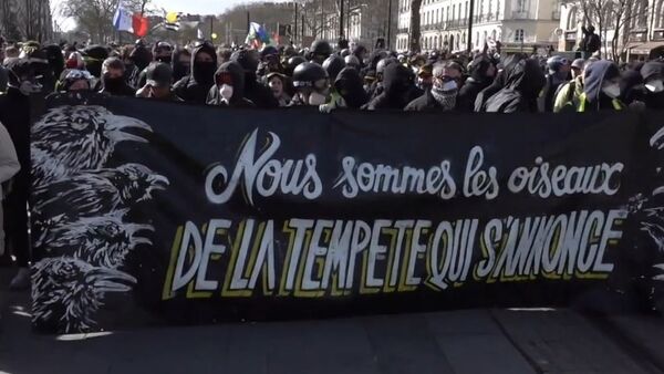 Un fin de semana de duros enfrentamientos y 'chalecos amarrillos' en París - Sputnik Mundo