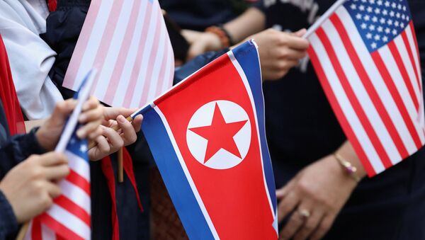 Las banderas de Corea del Norte y EEUU - Sputnik Mundo