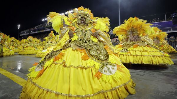 Участники из школы Aguia de Ouro на карнавале в Сан-Паулу, Бразилия - Sputnik Mundo