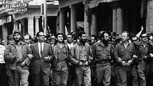 Fidel Castro, Osvaldo Dorticós y Che Guevara marchan por las víctimas de la explosión del buque francés La Coubre en La Habana, en 1960 - Sputnik Mundo