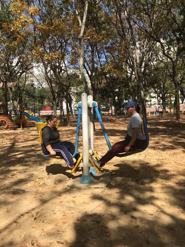 Caraqueñas se divierten en un parque de la capital venezolana Caraqueñas se divierten en un parque de la capital venezolana - Sputnik Mundo