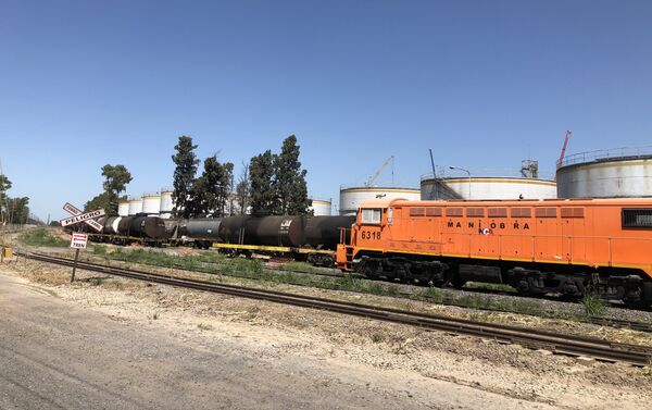 Una locomotora junto a instalaciones de procesamiento de soja en una terminal portuaria del Gran Rosario, Argentina - Sputnik Mundo