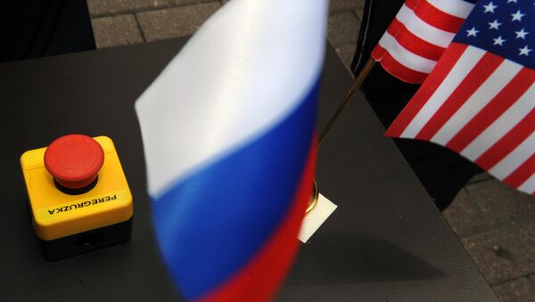 Botón rojo con la palabra 'peregruzka' (sobrecarga) y banderas de Rusia y EEUU - Sputnik Mundo