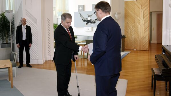 El presidente fiinlandés Sauli Niinisto junto con el primer ministro del país, Juha Sipila, aprobando la dimisión del Gobierno - Sputnik Mundo