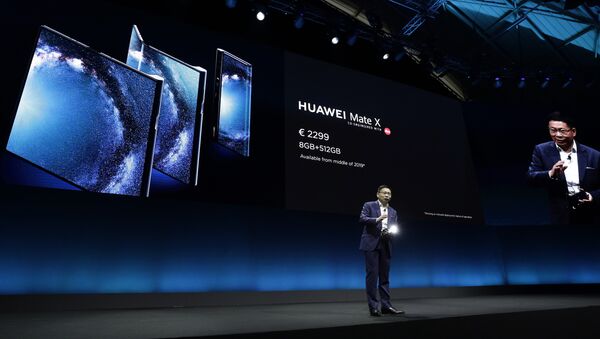 El director general de Huawei Richard Yu presenta nuevo smartphone  Huawei Mate X durante el Mobile World Congress (MWC) - Sputnik Mundo