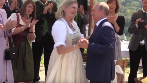 Putin baila con la ministra de Exteriores de Austria, Karin Kneiss - Sputnik Mundo