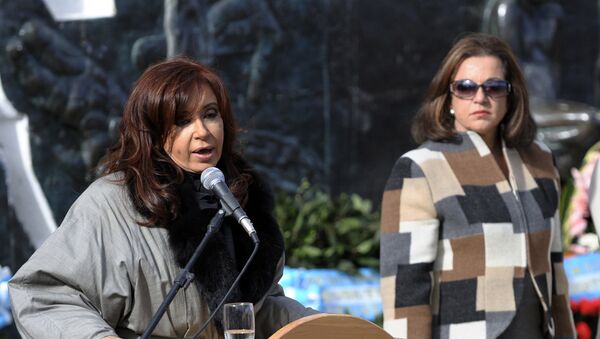 Las políticas argentinas Cristina Fernández (izda.) y Nilda Garré (drcha.) durante un ceremonia en el memorial de Ushuaia (Argentina), el 2 de abril de 2010 - Sputnik Mundo